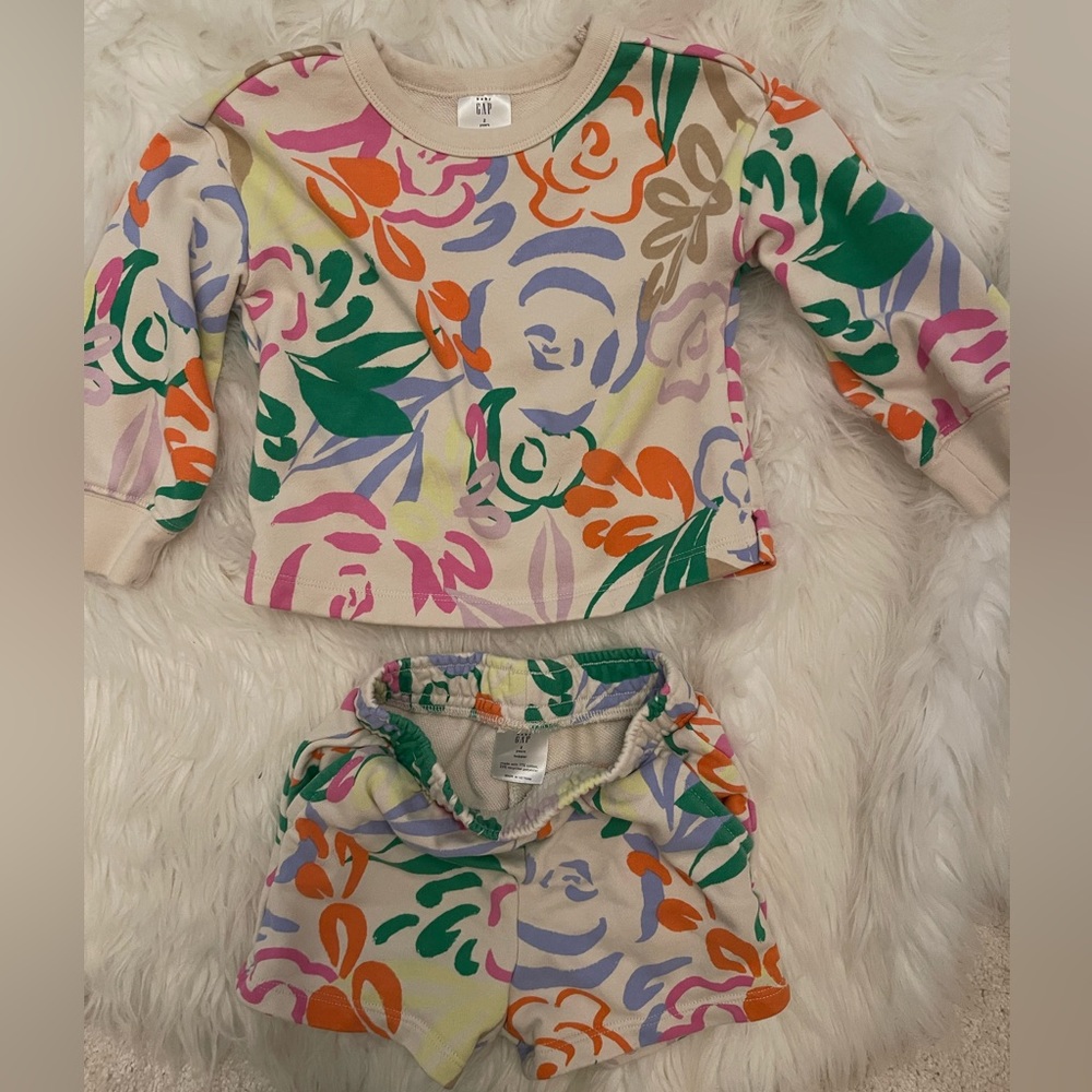 Gap Sweat Shirt and Shorts Set